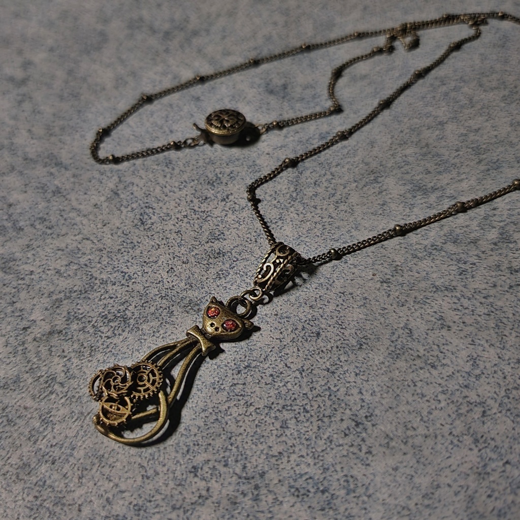 オパールアイの猫のネックレス