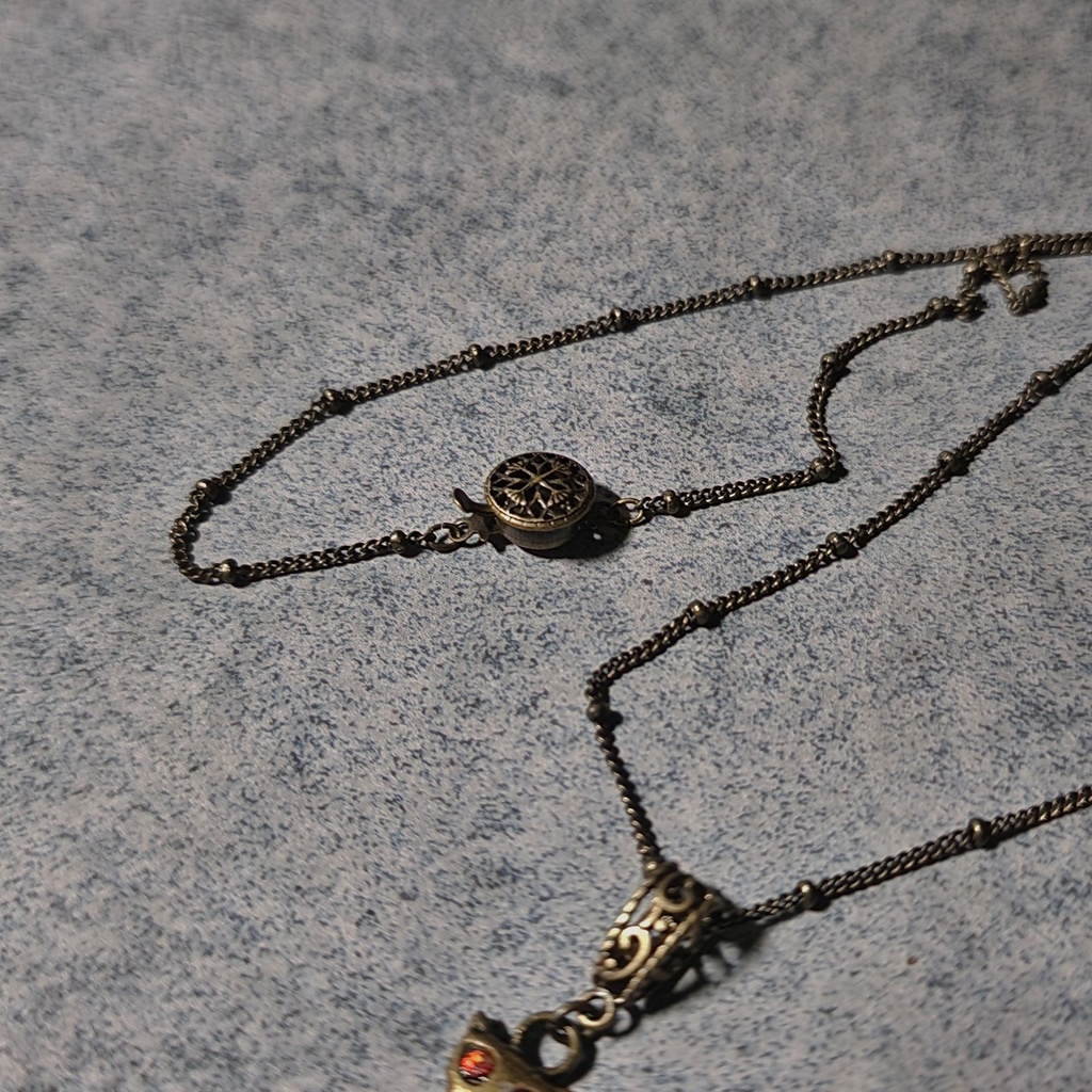 オパールアイの猫のネックレス