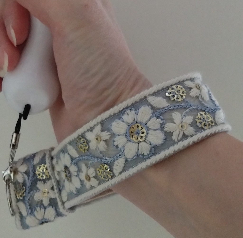 インド刺繍ペンライトストラップ