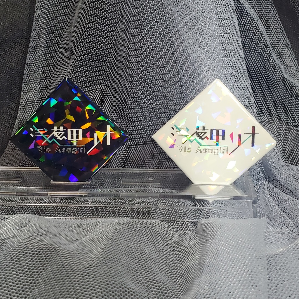 浅葱里リオ プリズムロゴ缶バッジ(ブラック・ホワイト)