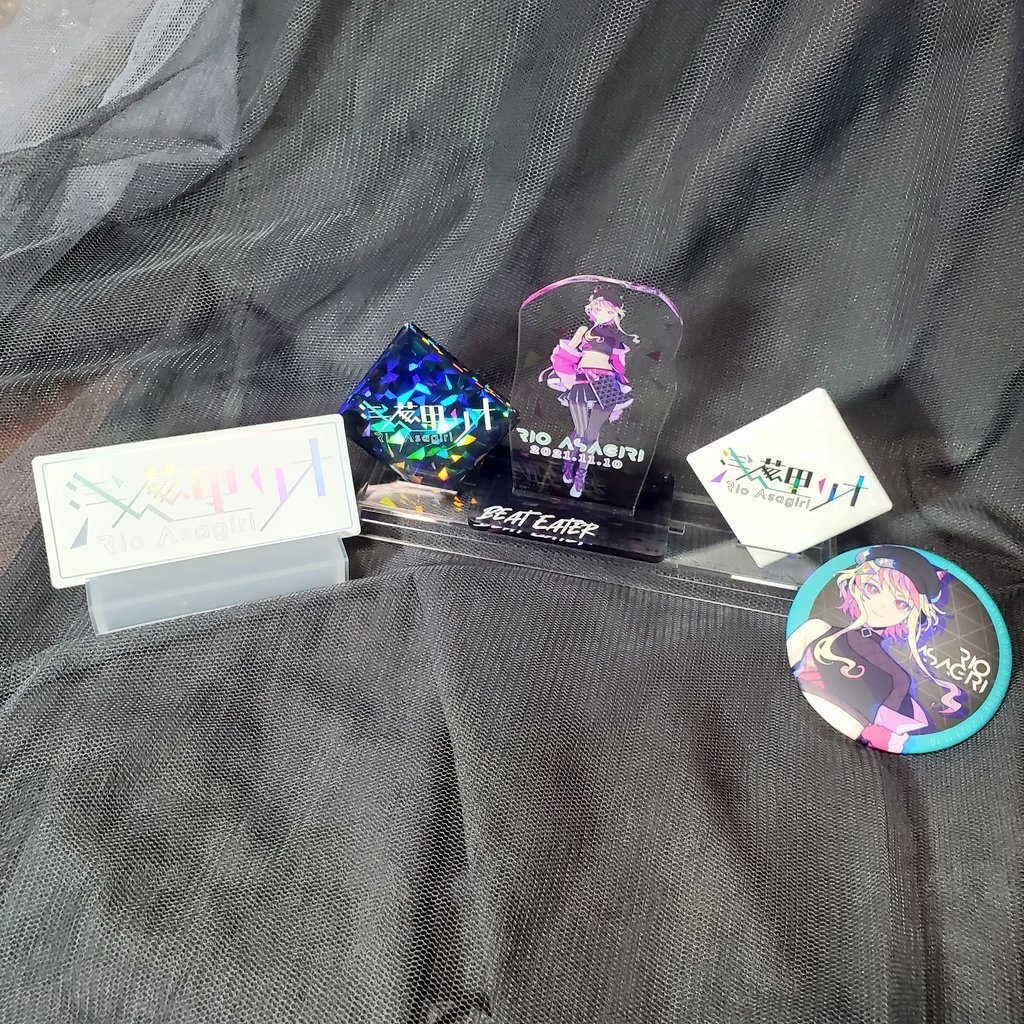 浅葱里リオ プリズムロゴ缶バッジ(ブラック・ホワイト)