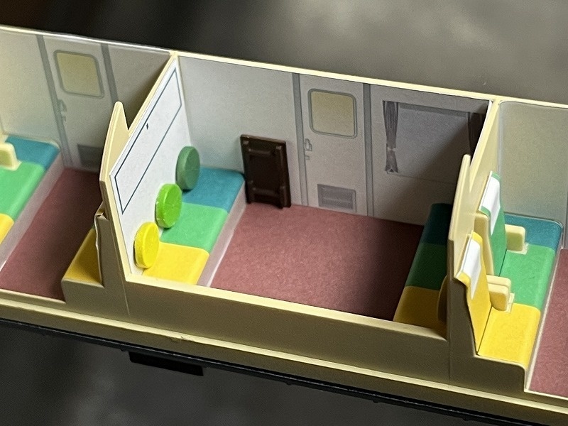 トラム社 HO ユーロライナー内装パーツ(机とクッション)