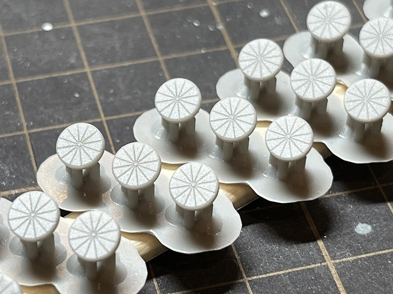 トラム社 HO ユーロライナー内装パーツ(机とクッション)