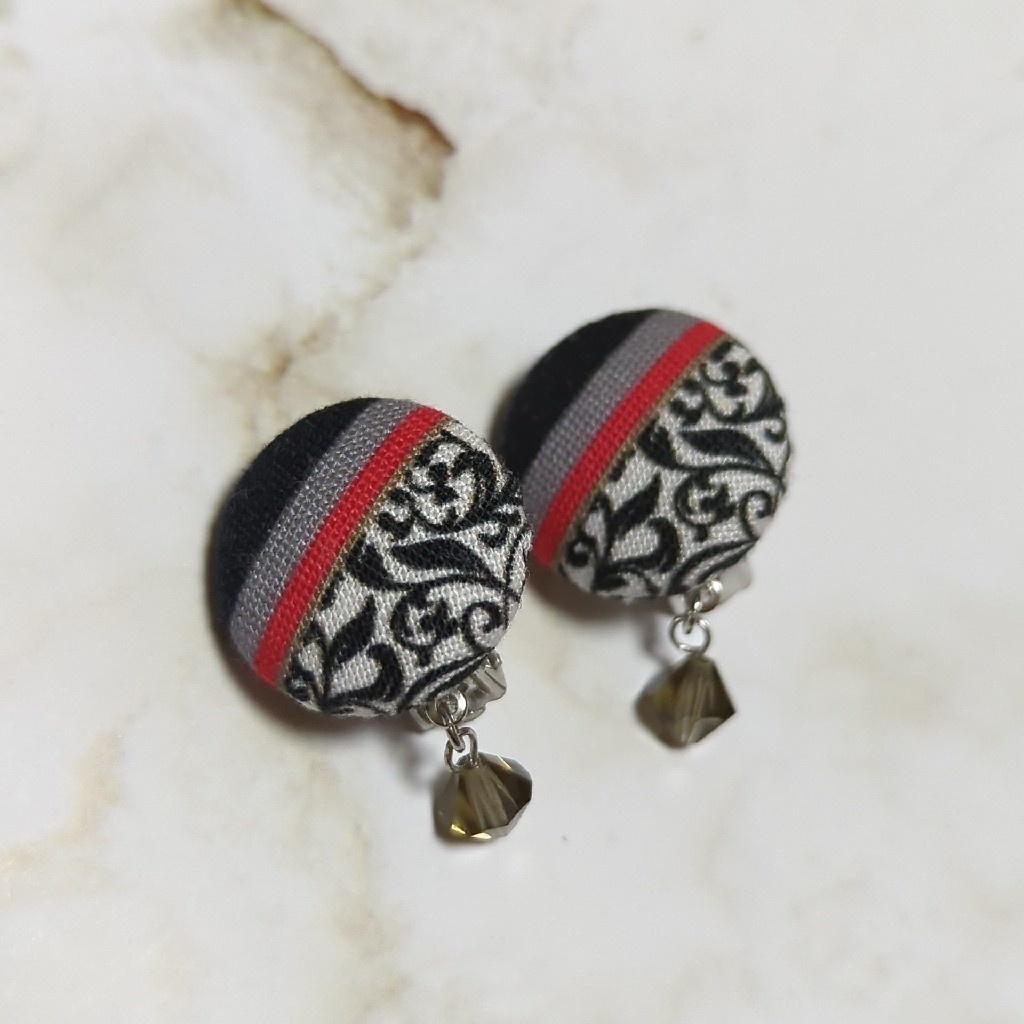 くるみボタンイヤリング