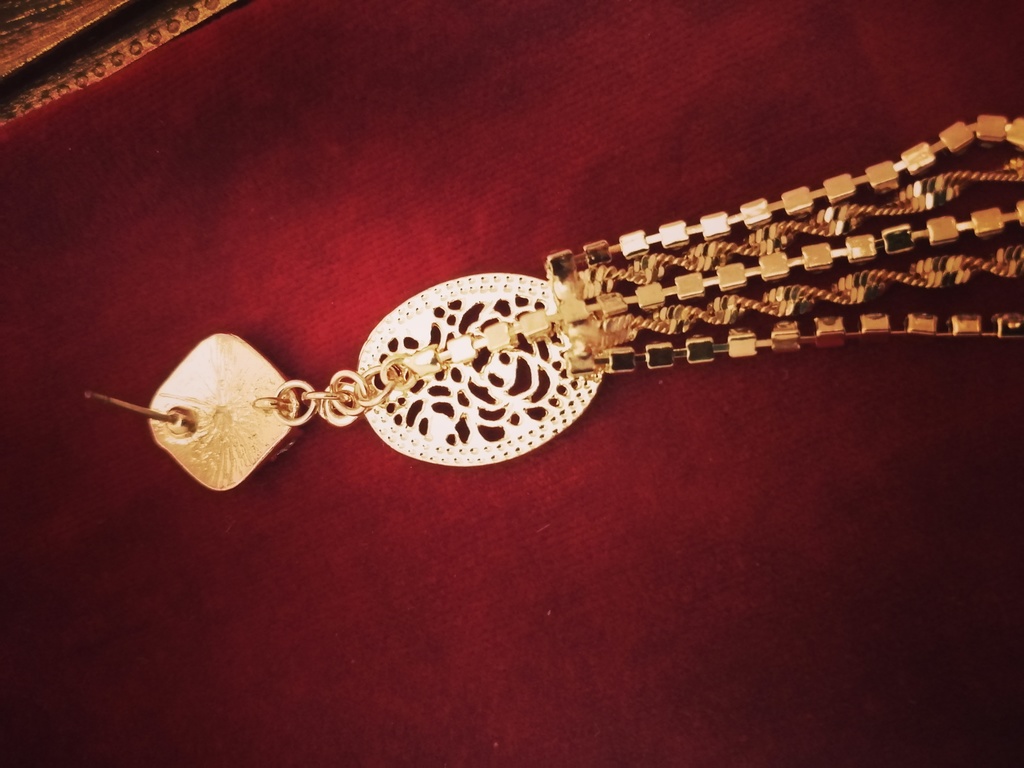 薔薇 と揺れる ラインストーンピアス ステンレスポスト使用