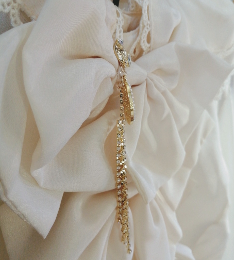 薔薇 と揺れる ラインストーンピアス ステンレスポスト使用