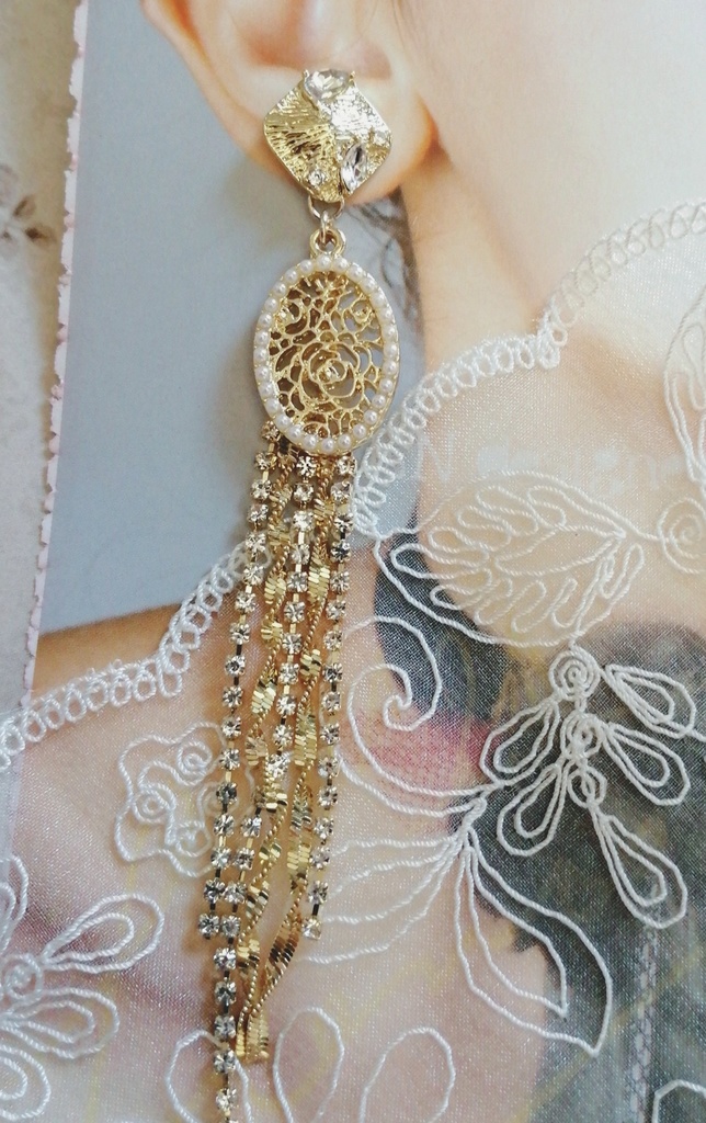 薔薇 と揺れる ラインストーンピアス ステンレスポスト使用