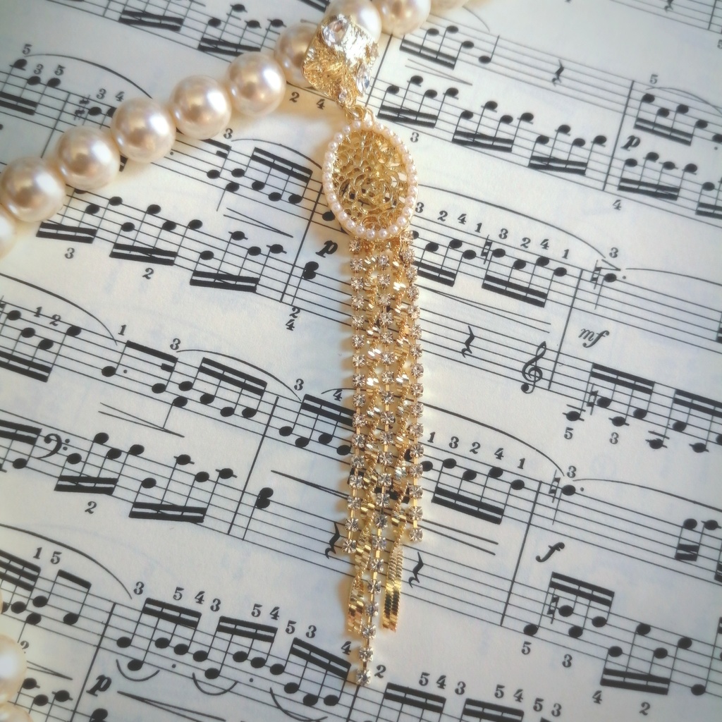 薔薇 と揺れる ラインストーンピアス ステンレスポスト使用