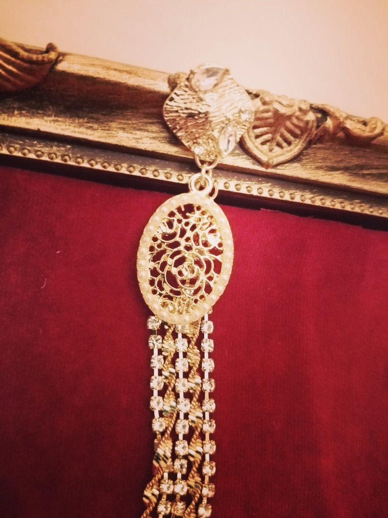 薔薇 と揺れる ラインストーンピアス ステンレスポスト使用