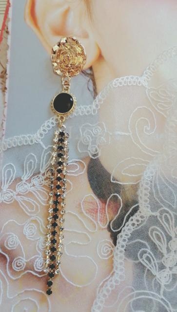 薔薇 に揺れる ラインストーンピアス ステンレスポスト使用