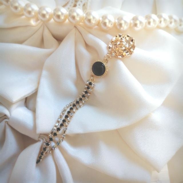 薔薇 に揺れる ラインストーンピアス ステンレスポスト使用