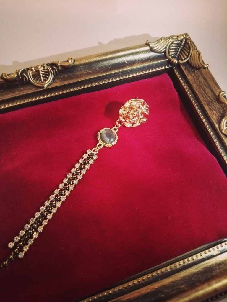 薔薇 に揺れる ラインストーンピアス ステンレスポスト使用