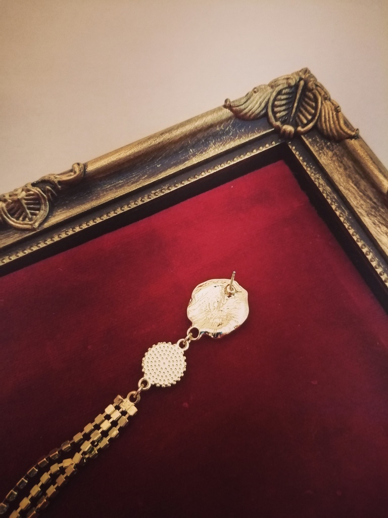 薔薇 に揺れる ラインストーンピアス ステンレスポスト使用