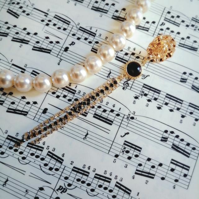 薔薇 に揺れる ラインストーンピアス ステンレスポスト使用