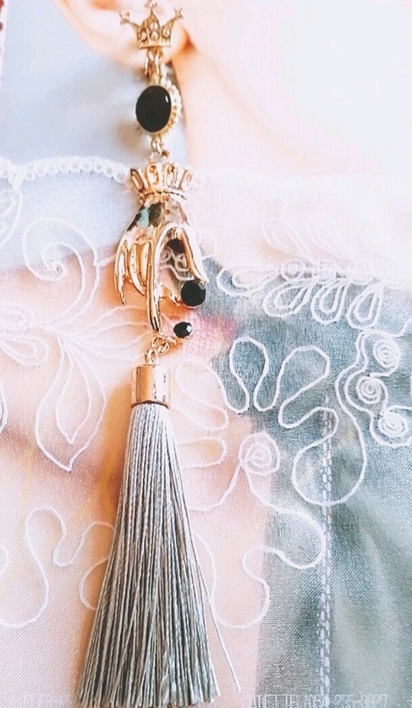 ハンドモチーフ ゴシック タッセル イヤリング