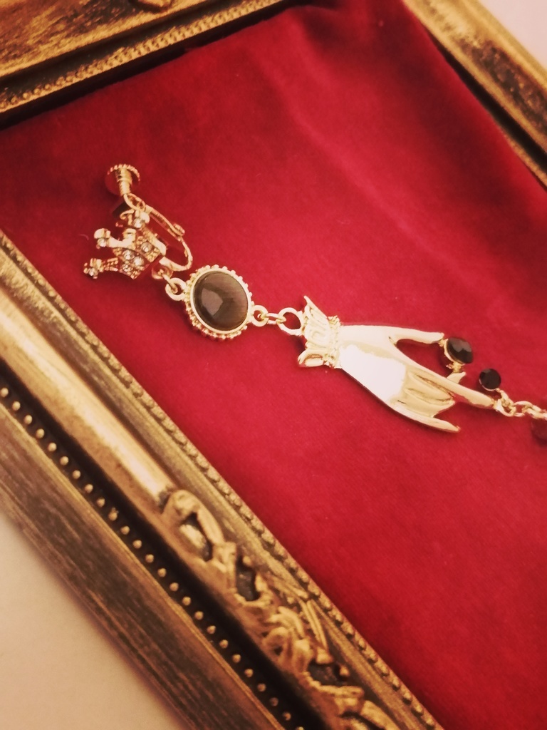 ハンドモチーフ ゴシック タッセル イヤリング