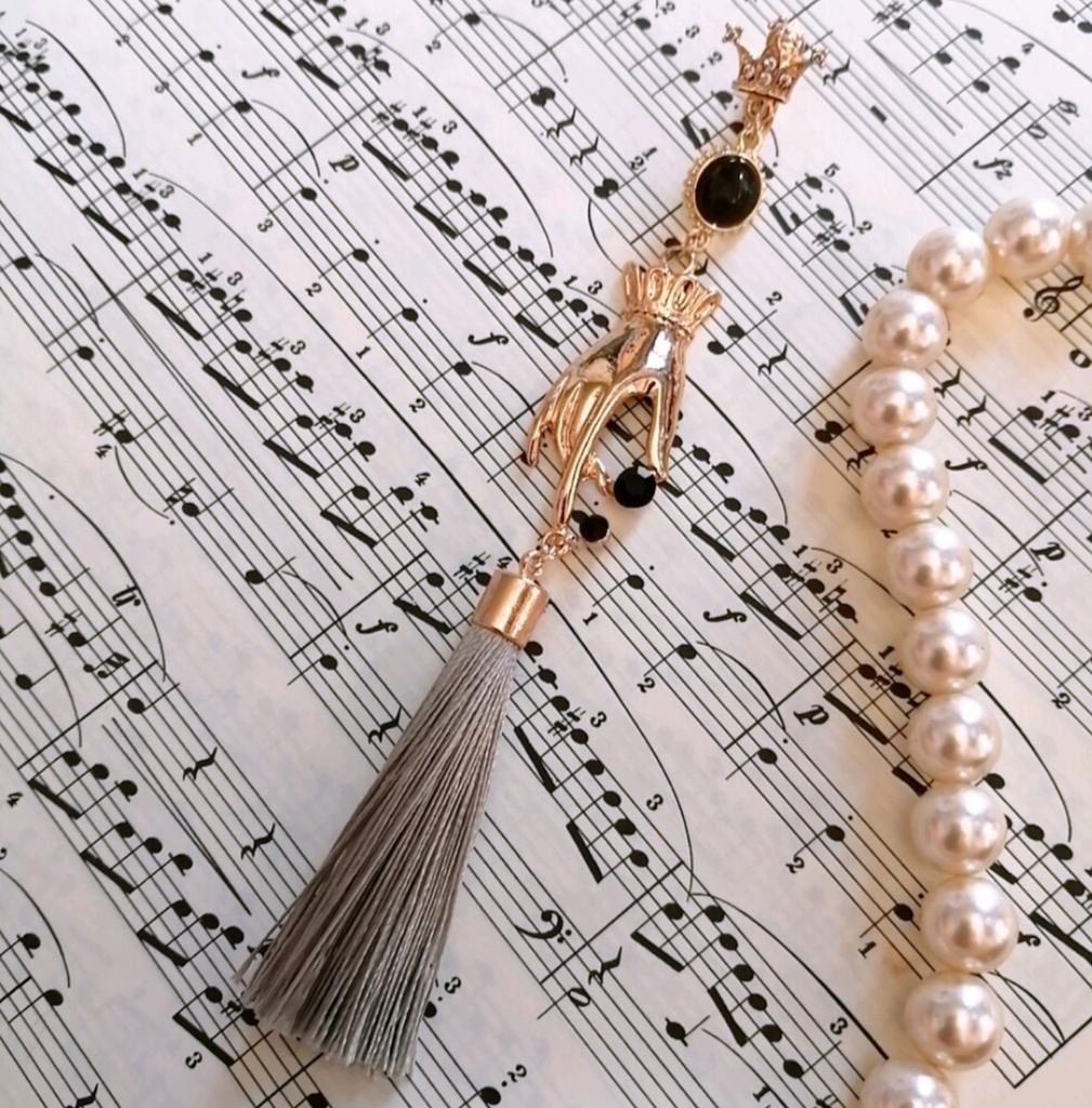 ハンドモチーフ ゴシック タッセル イヤリング