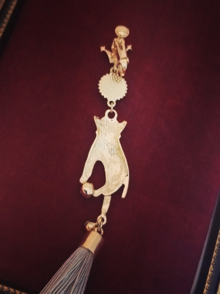 ハンドモチーフ ゴシック タッセル イヤリング