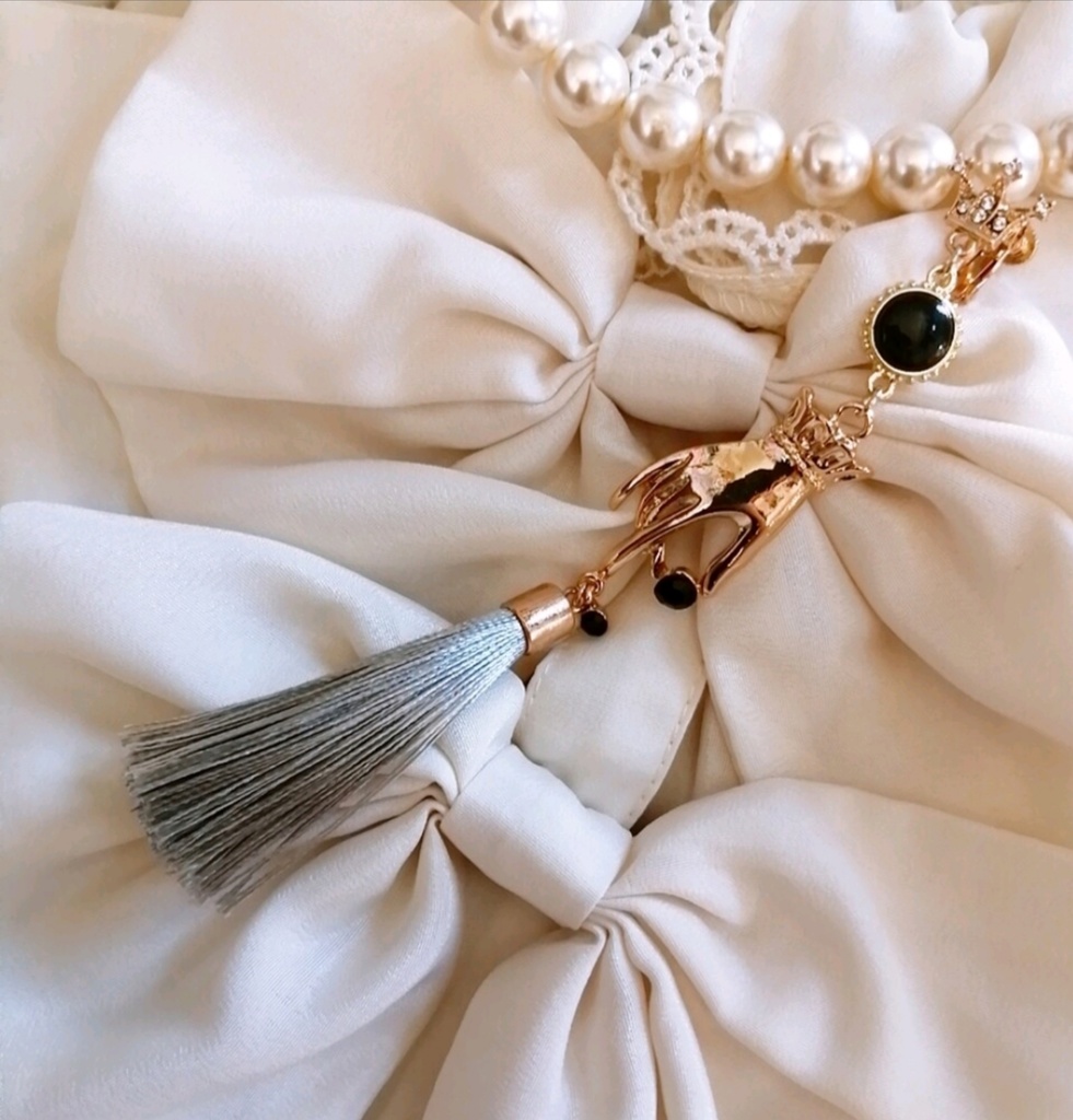 ハンドモチーフ ゴシック タッセル イヤリング