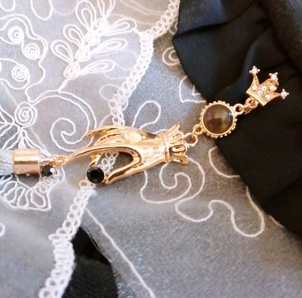 ハンドモチーフ ゴシック タッセル イヤリング