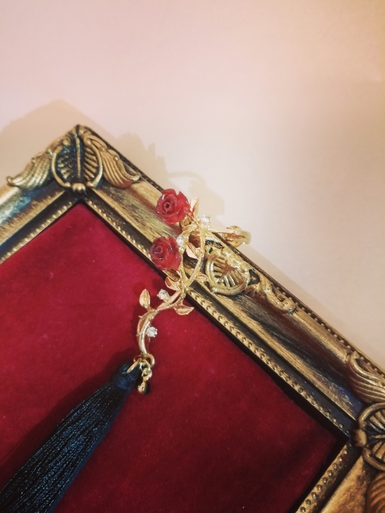 棘のある薔薇 ゴシック タッセル イヤーカフ