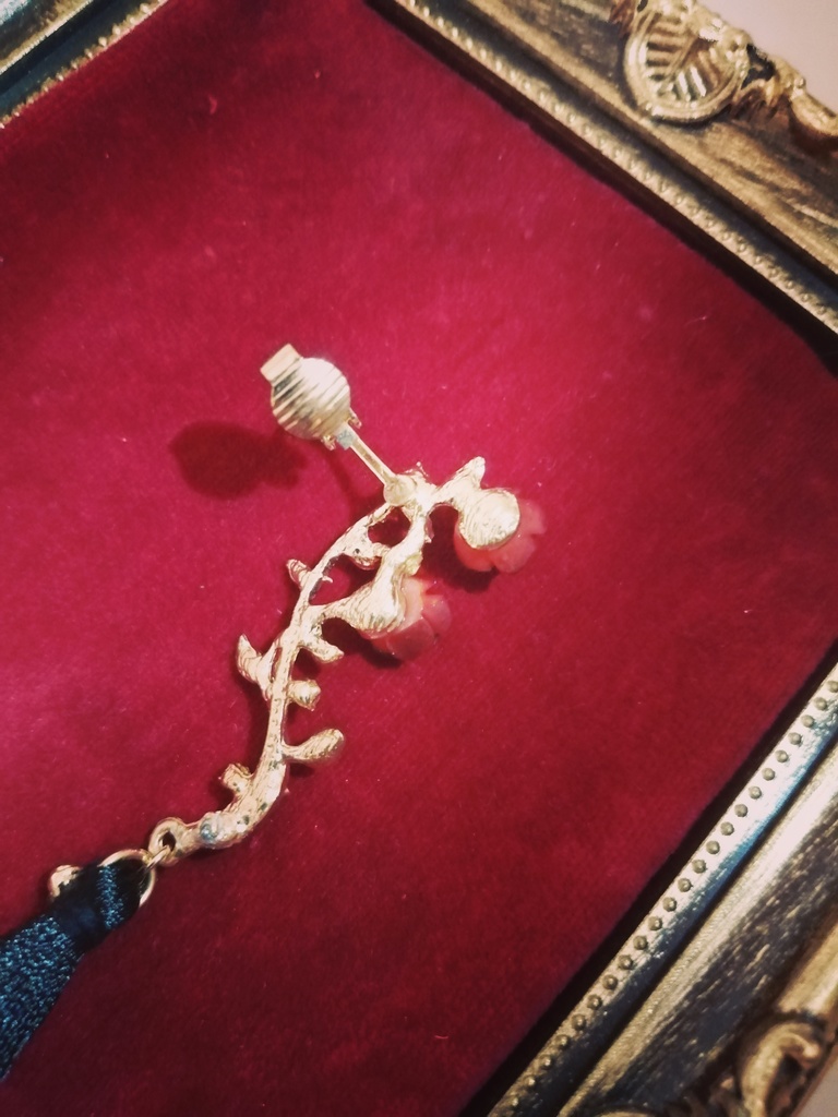 棘のある薔薇 ゴシック タッセル イヤーカフ