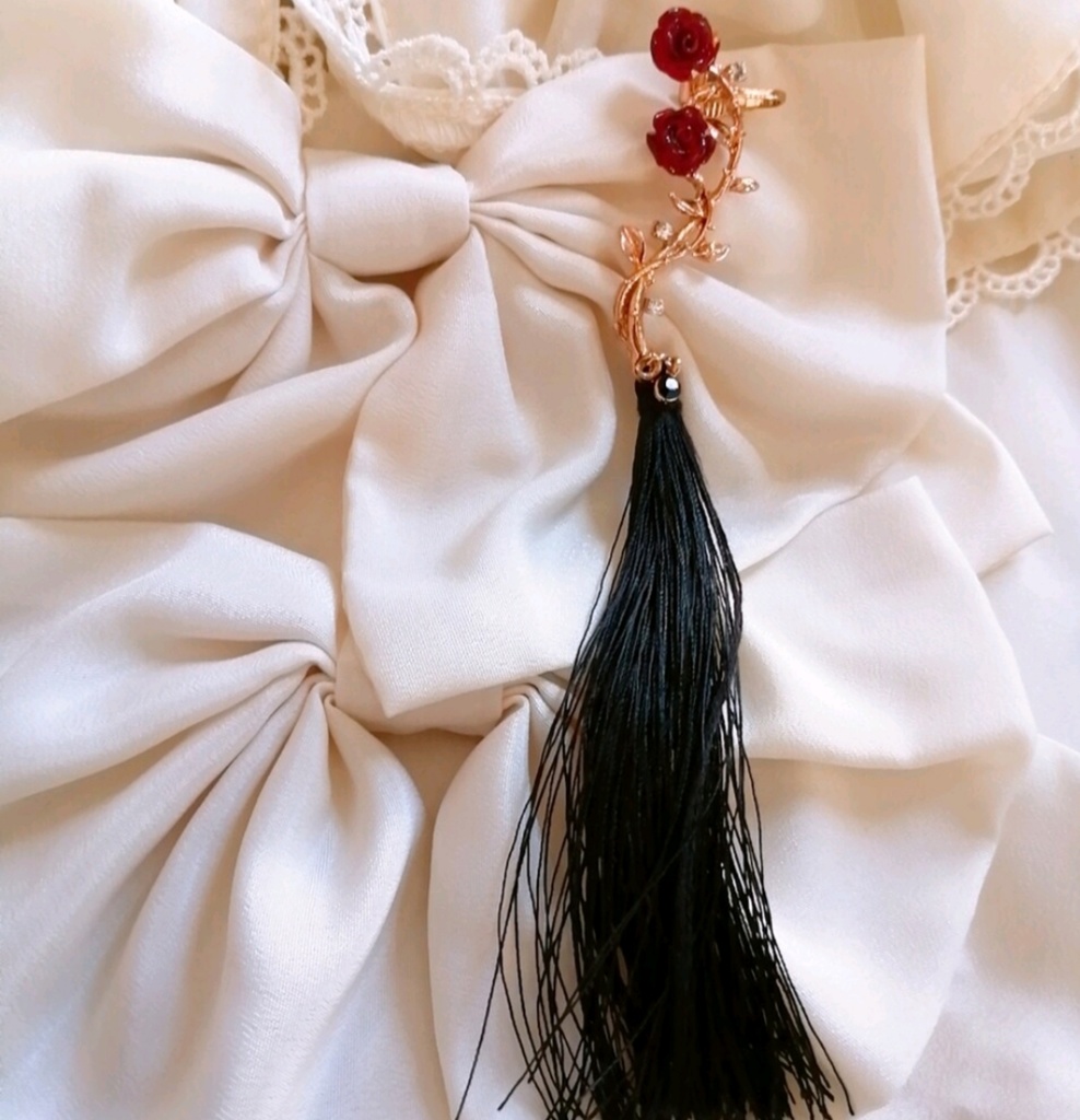 棘のある薔薇 ゴシック タッセル イヤーカフ