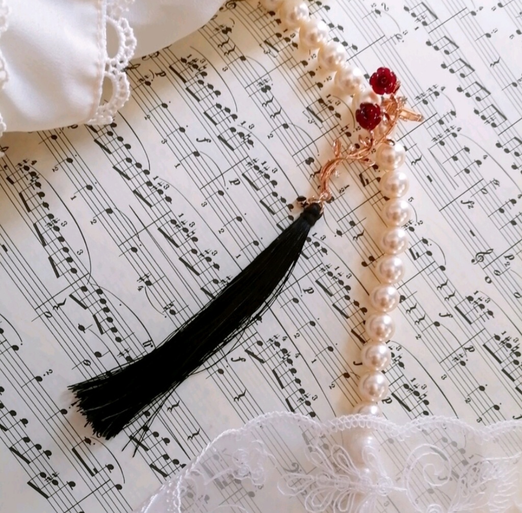 棘のある薔薇 ゴシック タッセル イヤーカフ