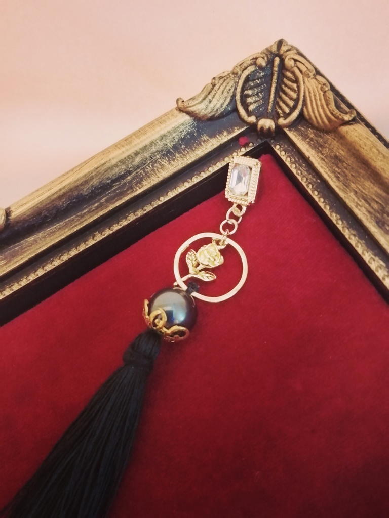 額縁ビジューと薔薇の ロングタッセル ゴシックピアス ステンレスポスト使用