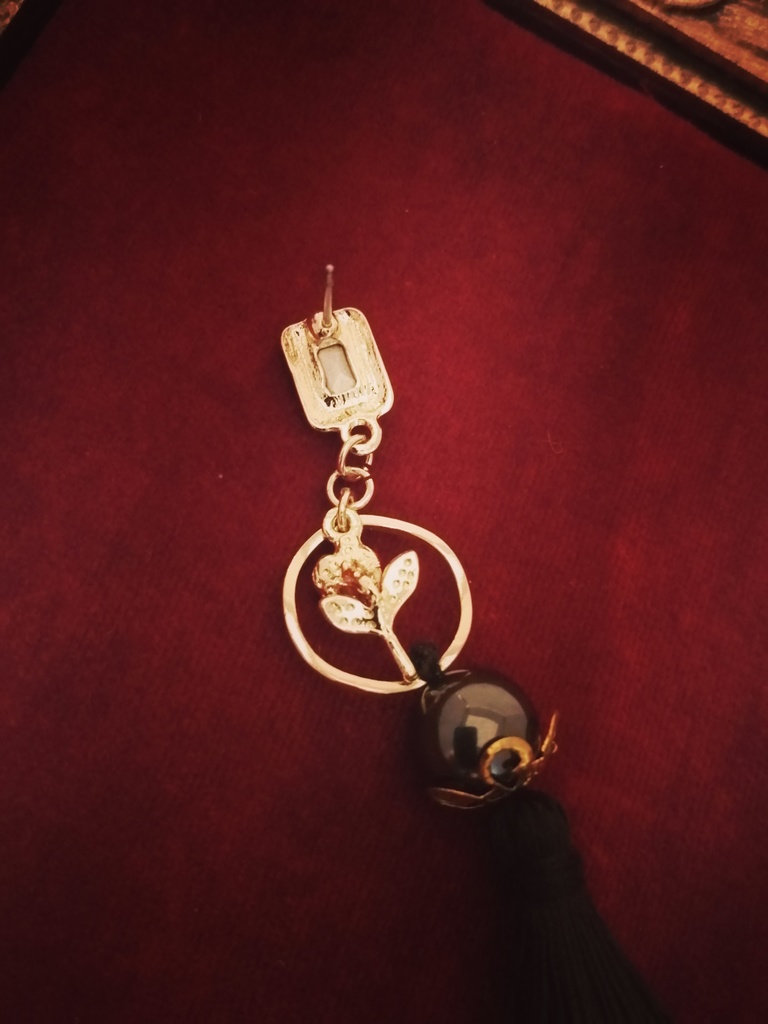 額縁ビジューと薔薇の ロングタッセル ゴシックピアス ステンレスポスト使用