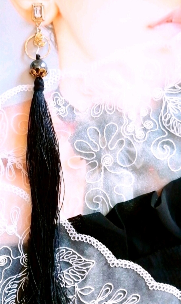 額縁ビジューと薔薇の ロングタッセル ゴシックピアス ステンレスポスト使用