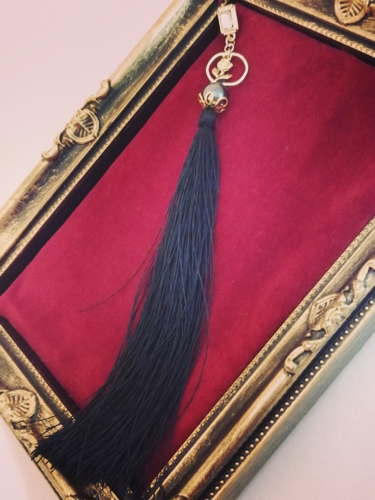 額縁ビジューと薔薇の ロングタッセル ゴシックピアス ステンレスポスト使用