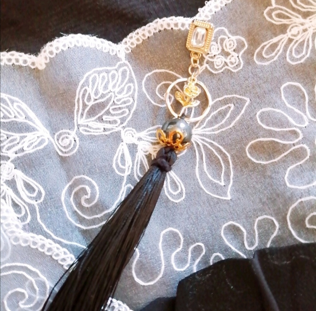 額縁ビジューと薔薇の ロングタッセル ゴシックピアス ステンレスポスト使用