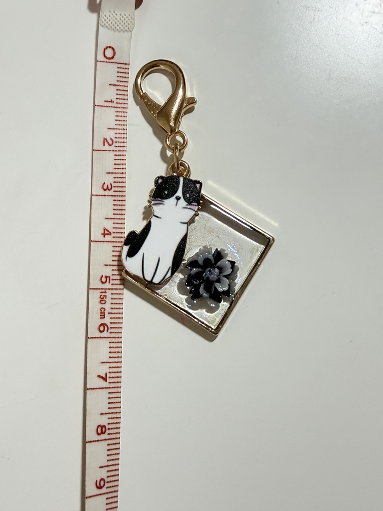 ハンドメイド 白黒猫とお花のレジンチャーム きらめくバッグチャーム