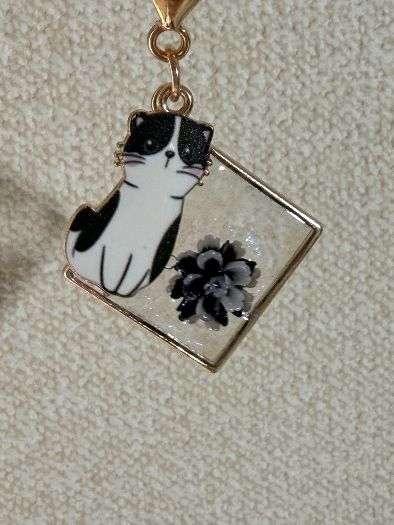 ハンドメイド 白黒猫とお花のレジンチャーム きらめくバッグチャーム