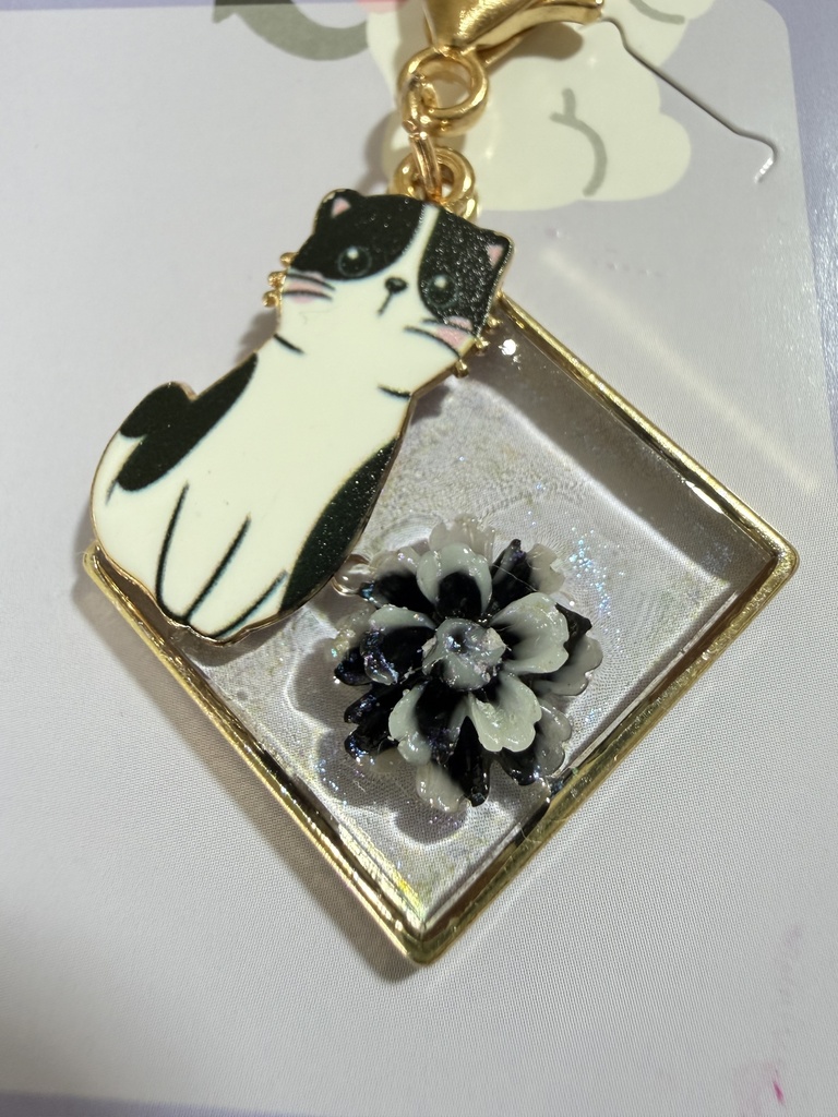 ハンドメイド 白黒猫とお花のレジンチャーム きらめくバッグチャーム