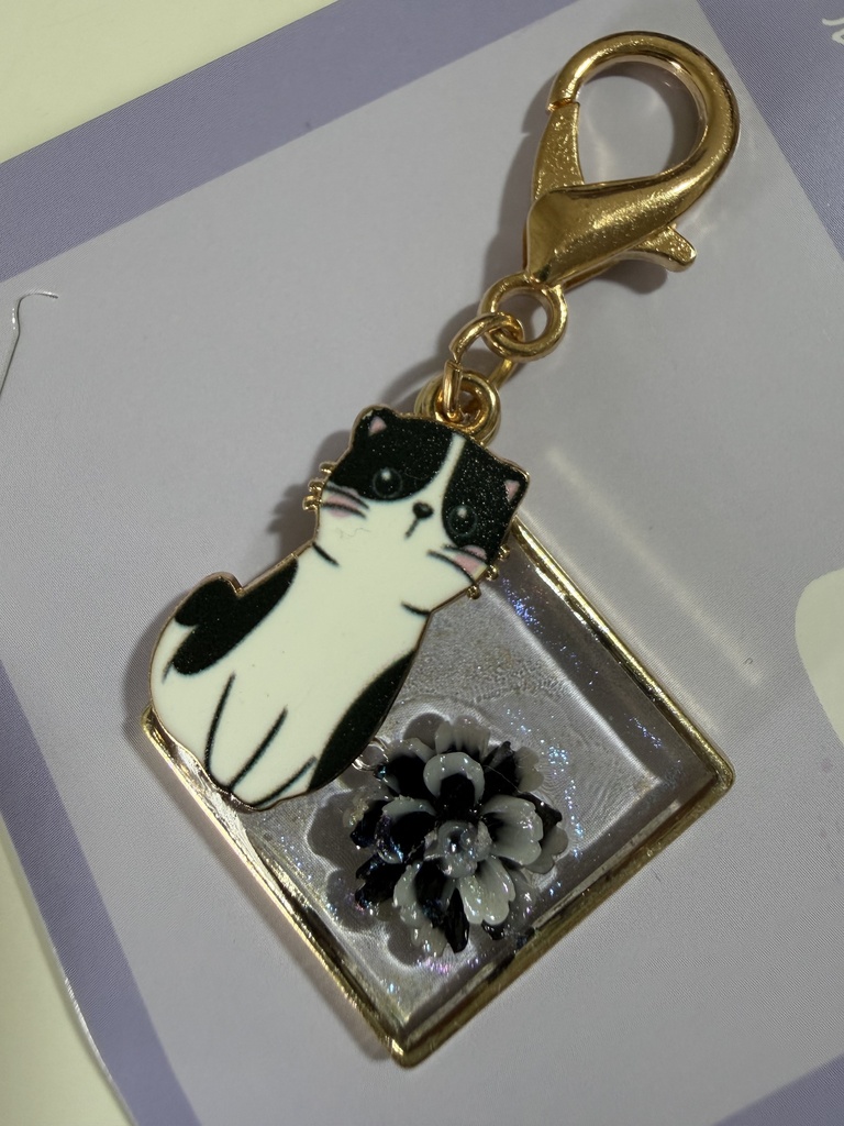 ハンドメイド 白黒猫とお花のレジンチャーム きらめくバッグチャーム