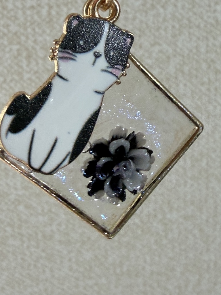 ハンドメイド 白黒猫とお花のレジンチャーム きらめくバッグチャーム