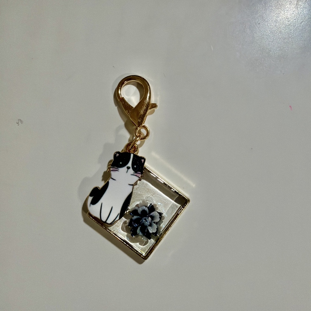 ハンドメイド 白黒猫とお花のレジンチャーム きらめくバッグチャーム