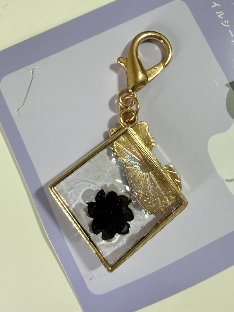 ハンドメイド 白黒猫とお花のレジンチャーム きらめくバッグチャーム