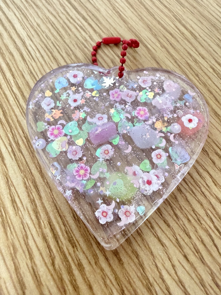 【一点もの】蓄光ハートのレジンキーホルダー|お花ときらめき