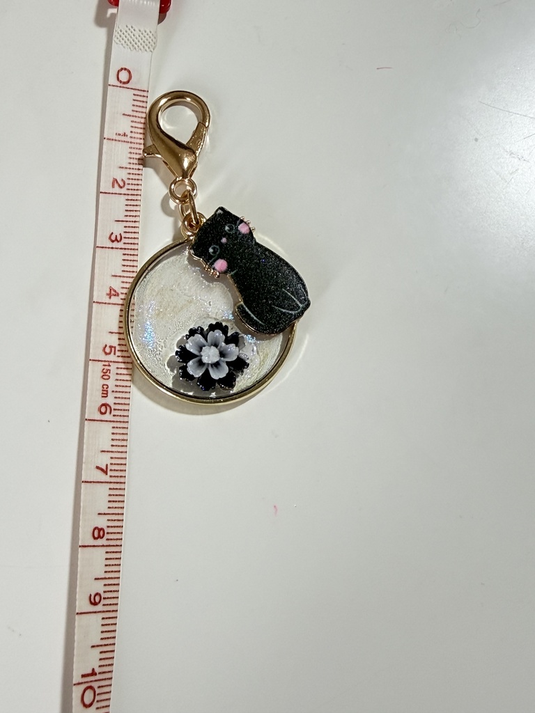 黒猫とお花のレジンチャーム ハンドメイド きらめくバッグチャーム