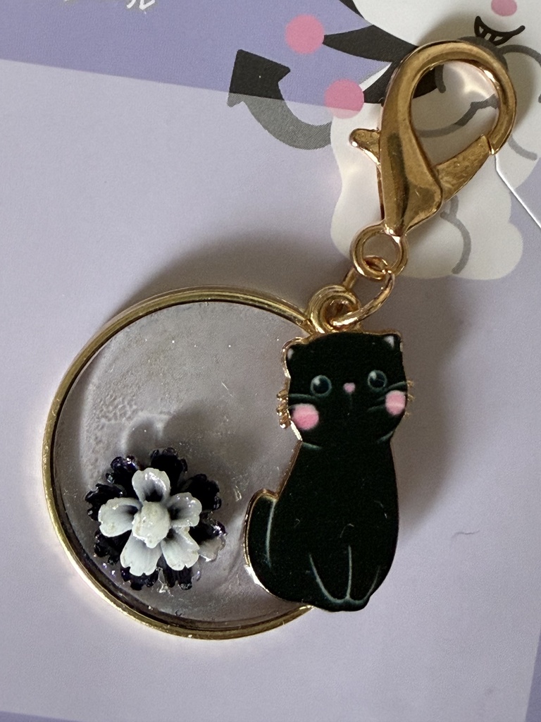 黒猫とお花のレジンチャーム ハンドメイド きらめくバッグチャーム