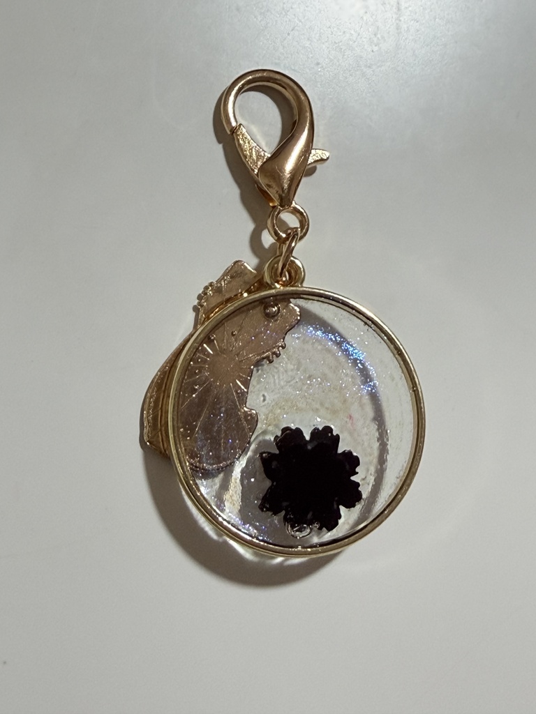 黒猫とお花のレジンチャーム ハンドメイド きらめくバッグチャーム