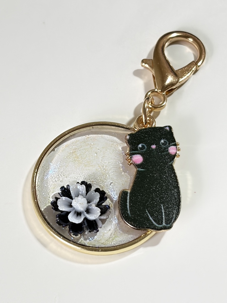 黒猫とお花のレジンチャーム ハンドメイド きらめくバッグチャーム