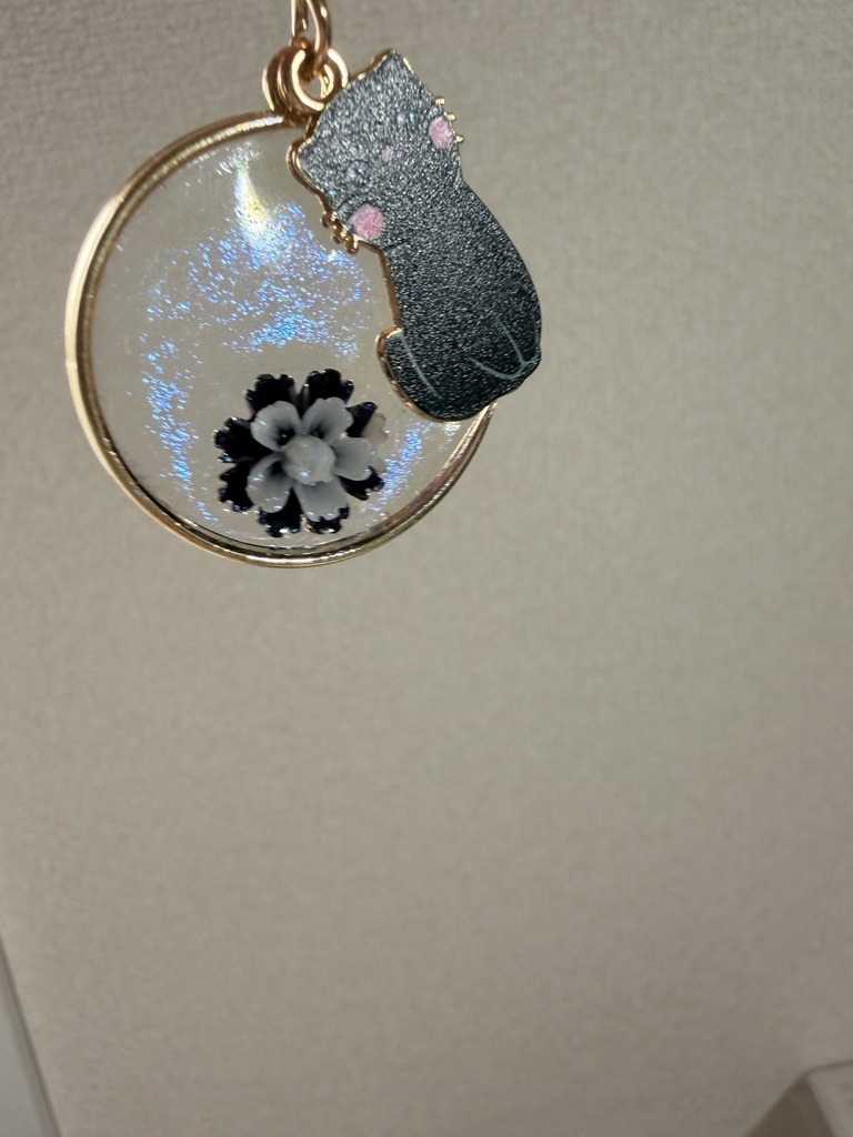 黒猫とお花のレジンチャーム ハンドメイド きらめくバッグチャーム