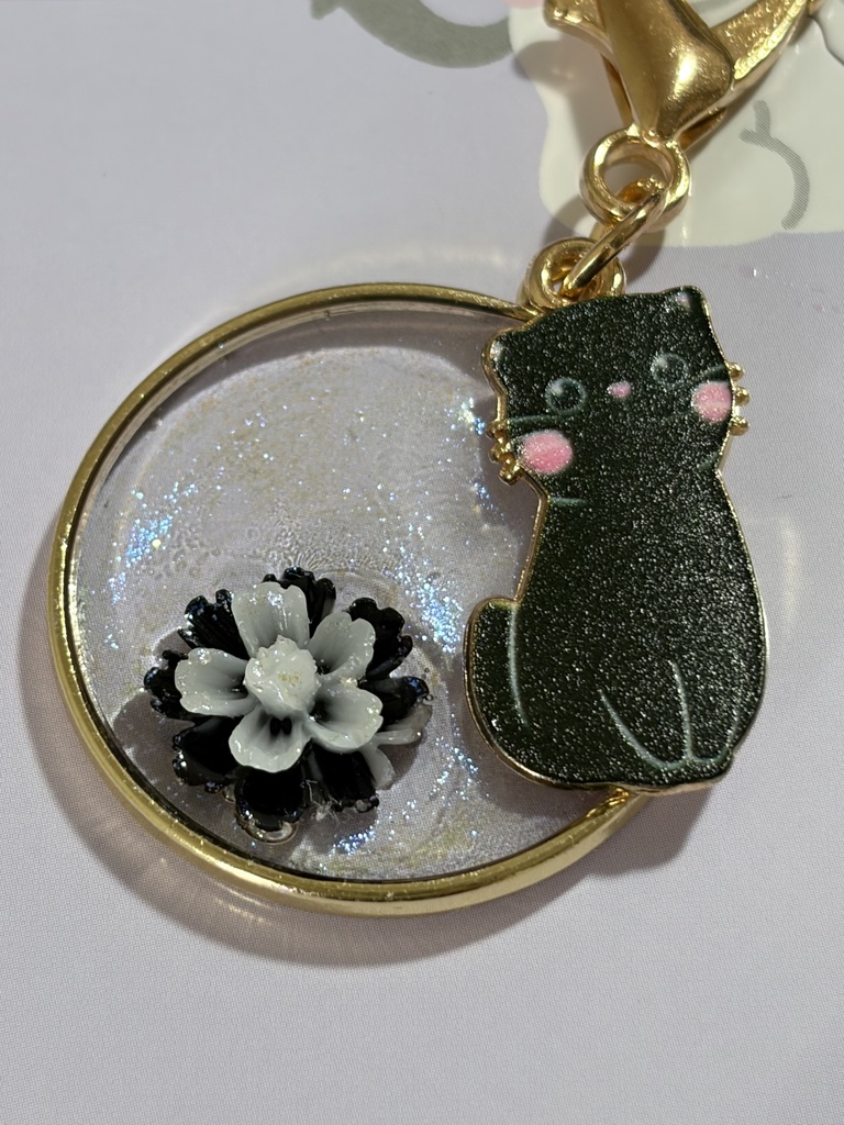 黒猫とお花のレジンチャーム ハンドメイド きらめくバッグチャーム