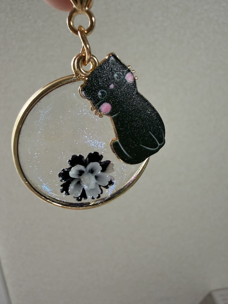 黒猫とお花のレジンチャーム ハンドメイド きらめくバッグチャーム