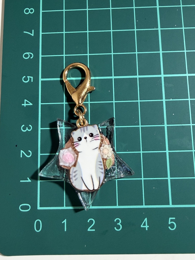 猫とお花 星型レジンチャーム 両面デザイン ハンドメイド