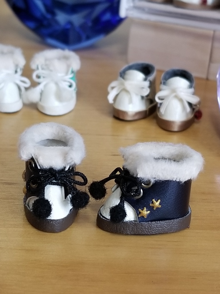 ポンポン付きファーブーツ